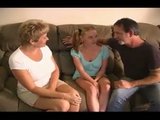 Un couple de vieux baisent une jeune blonde naive