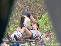 Jeune couple filmé en caméra cachée en train de baiser dans la nature